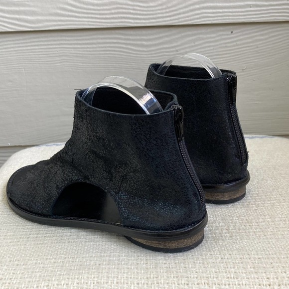 Black Sandals with Ankle-High Design and Open Toe - Picture 6 of 12